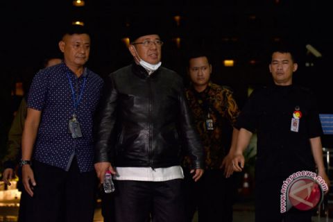 Foto Kemarin: OTT Kendari tiba di KPK