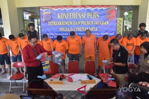 Tersangka tindak pidana penipuan dan pencurian ATM