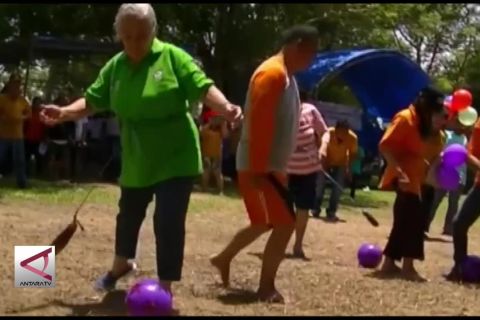 Melihat keseruan lansia adu kemampuan