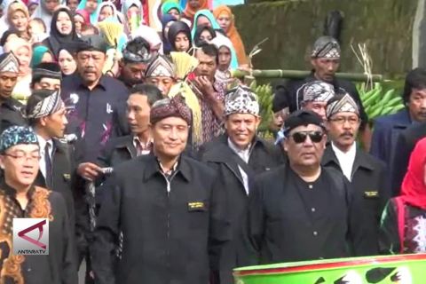 Upacara Adat Sedekah Bumi sambut panen padi