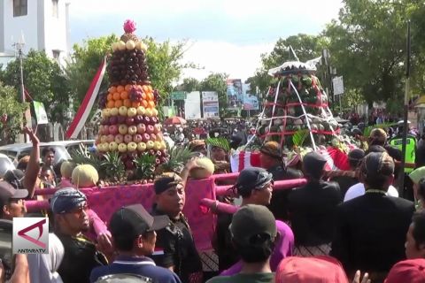 Walikota Pekalongan pimpin karnaval gunungan