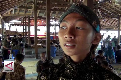 Belajar tata krama melalui seni mendalang