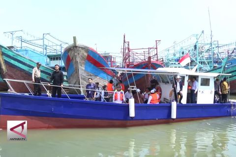 Menristek luncurkan 2 kapal pelat datar