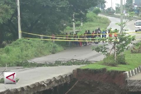 Akses jalan lingkar selatan menuju Anyer terputus