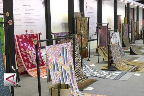 Naskah kuno yang dituangkan menjadi batik