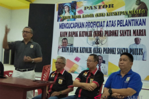 Ketua KBK Keuskupan Manado saat melantik pengurus KBK Palu