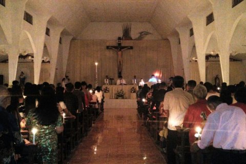 Suasana Malam Paskah Gereja Katolik di Sulut