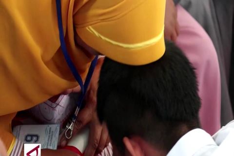 Anak Basuh Kaki Orangtua di Lapas Banda Aceh