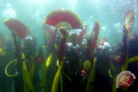 Menari Gandrung di bawah laut