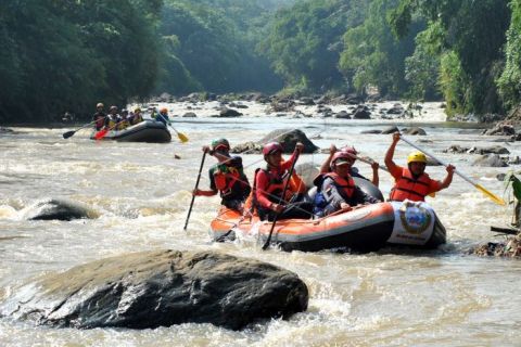 Relawan giat Cisadane gunakan perahu karet bersihkan sampah