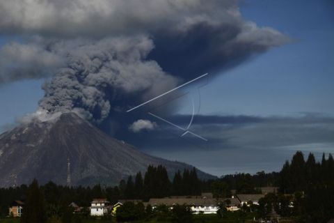 Gunung Sinabung semburkan  material vulkanik