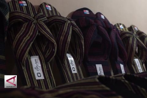 Kreasi tenun lurik gendong kayu