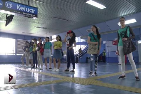 Pergelaran Busana di Dalam Kereta