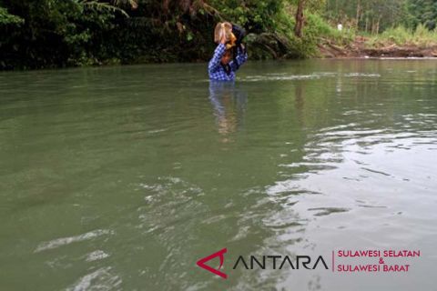 Sekolah menyeberangi sungai