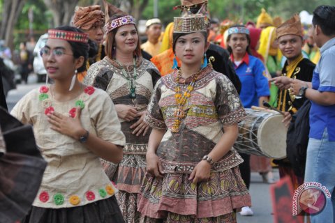 Busana berbahan kain kulit kayu