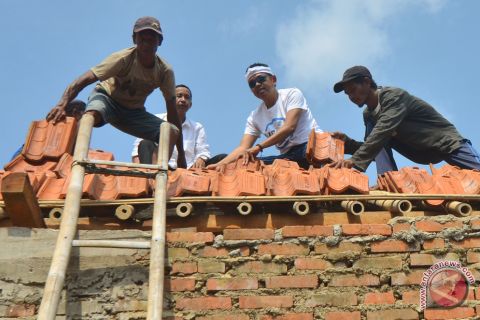 Cawagub Dedi Mulyadi Pasang Genting