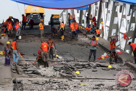 Mengempur Jembatan Widang