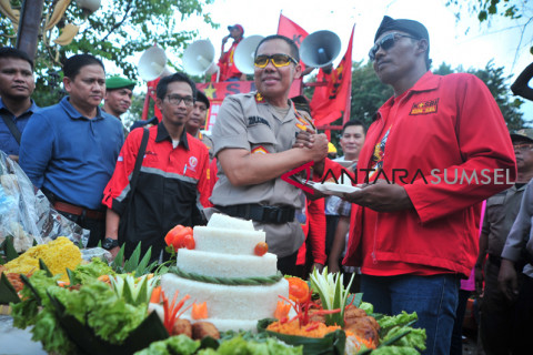 Potong tumpeng di sela Peringatan Hari Buruh