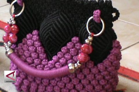 Produk tas wanita dari anyaman tali KUR