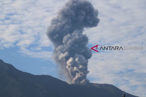 GUNUNG MERAPI SEMBURKAN ABU VULKANIK