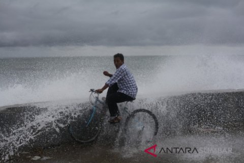 WASPADA GELOMBANG TINGGI