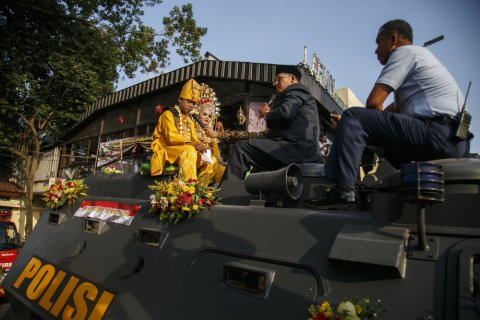Nikah bareng di atas mobil panser