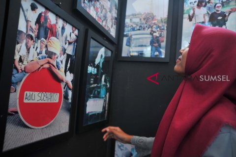 Peringati 20 tahun reformasi lewat pameran foto