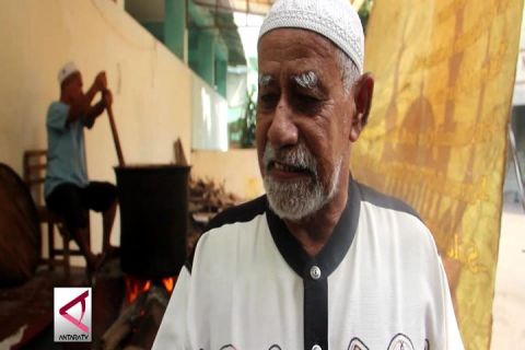 Menikmati bubur india saat berbuka puasa
