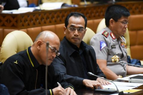 Bahas transportasi umum daring