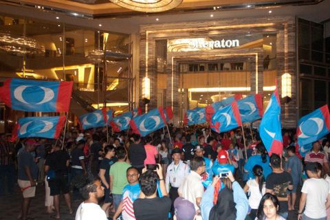 Rayakan pelantikan Mahathir Mohamad