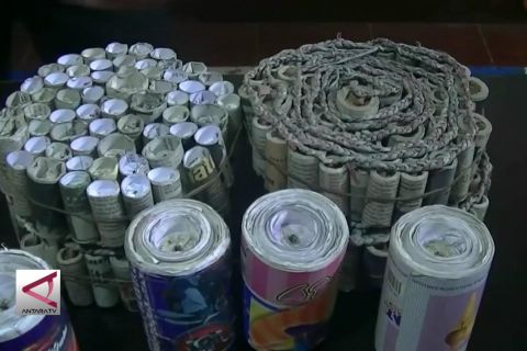 Polisi amankan 720 petasan dan bubuk mesiu