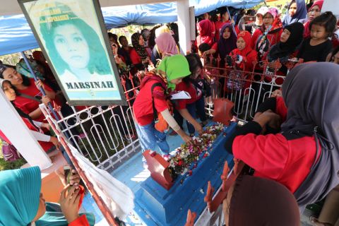 Buruh Ziarah Makam Marsinah