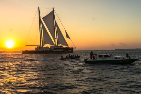 Aksi Damai Pengusiran Kapal Tongkang