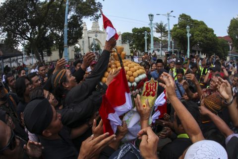 Gunungan syawal dewan adat