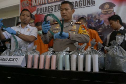 Sita barang bukti bahan peledak petasan