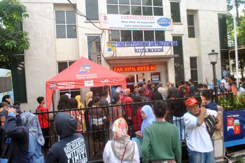 Antrean pengambilan KTP-el jelang pilkada
