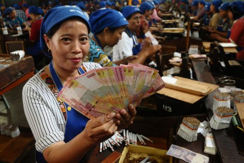 Terima uang THR lebaran