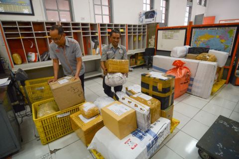 Pengiriman paket jelang lebaran