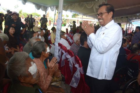 Bakti sosial operasi katarak gratis