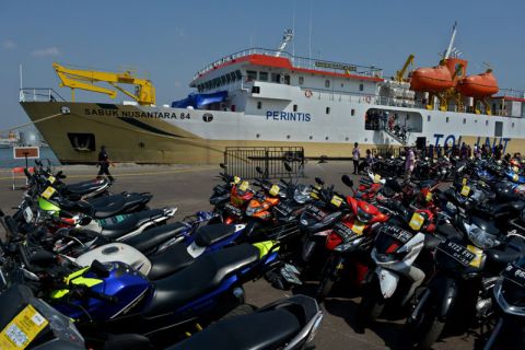 Pemudik sepeda motor menggunakan kapal PT Pelni