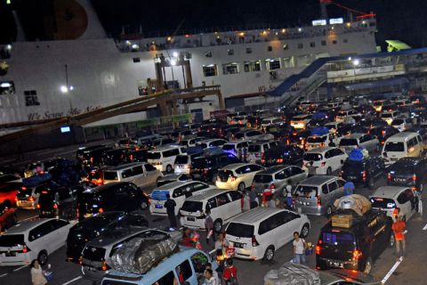 Puncak arus mudik pelabuhan merak