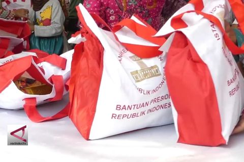 Presiden Bagikan 4.000 Paket Sembako Di Solo