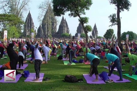 Sampaikan pesan perdamaian melalui yoga di Candi Prambanan