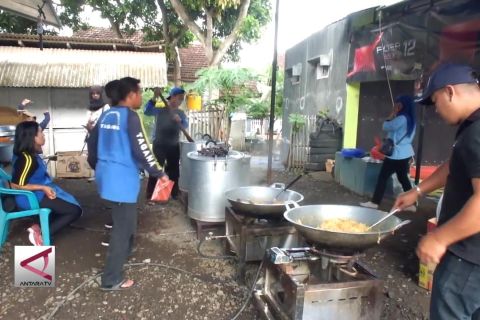Bantuan untuk korban banjir bandang terus mengalir