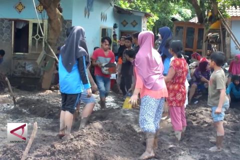 Relawan bantu-bantu korban Banjir Bandang Banyuwangi
