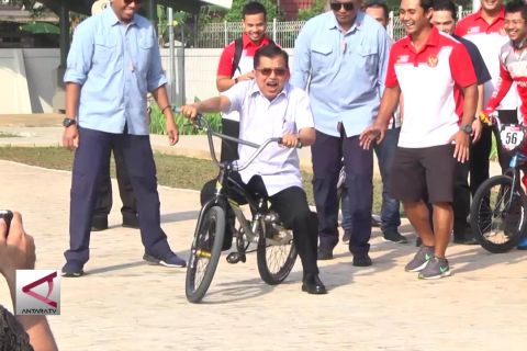 Wapres coba kendarai BMX ketika cek arena balap sepeda