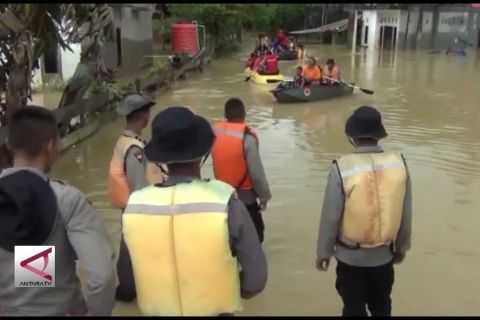 Gunakan perahu, warga korban banjir ke TPS