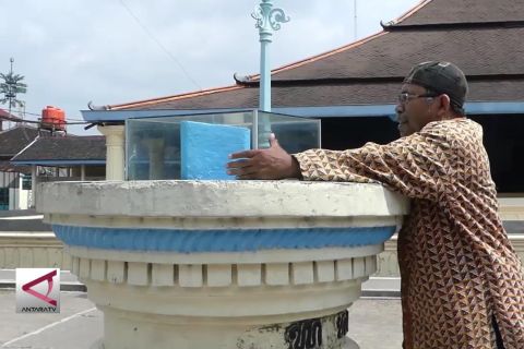 Penanda waktu abad lampau di Masjid Agung Solo