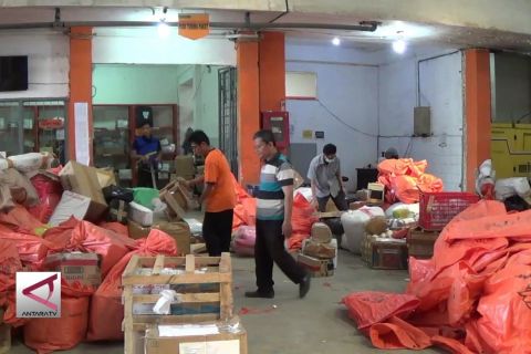 Pengiriman Paket Pempek Melalui Pos Tembus 12 Ton
