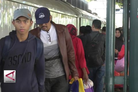 Jumlah penumpang tiba di Stasiun Gambir mulai menurun